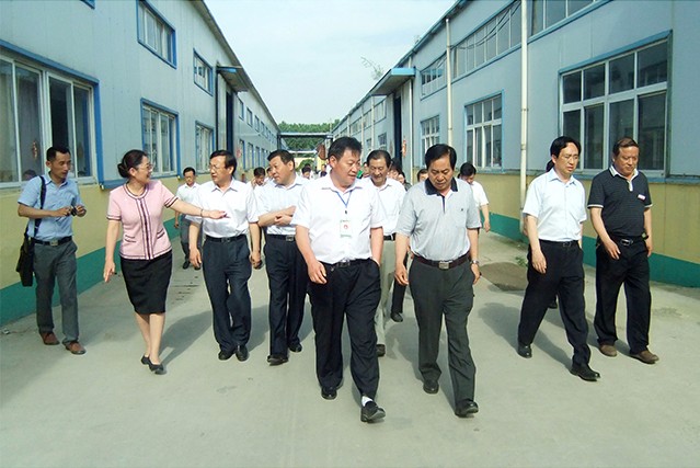 河南省人大常委會民族僑務、外事工作委員會主任李清樹到我公司參觀指導工作